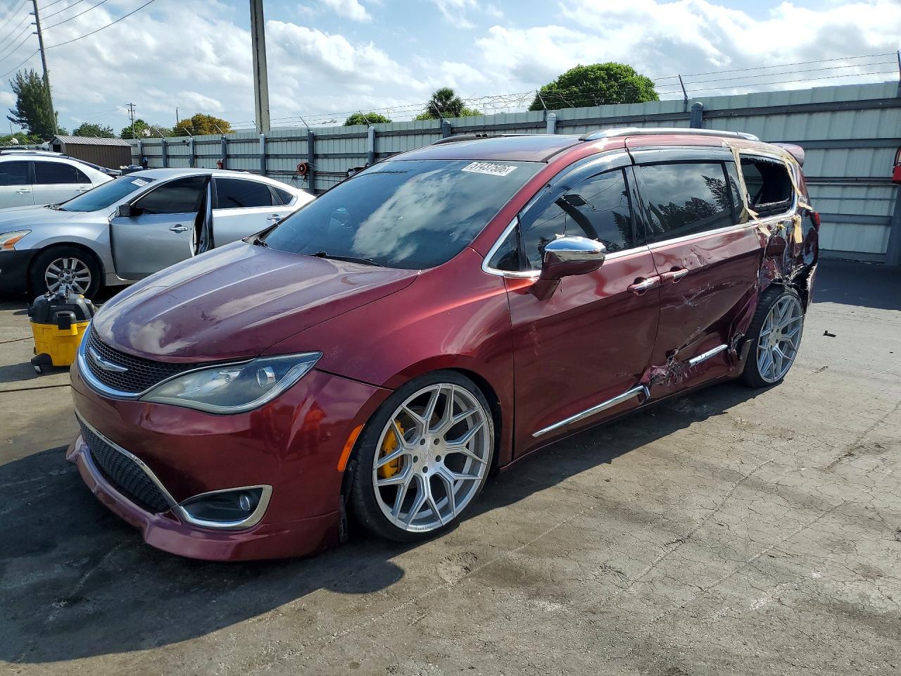 Salvage Chrysler Pacifica Image