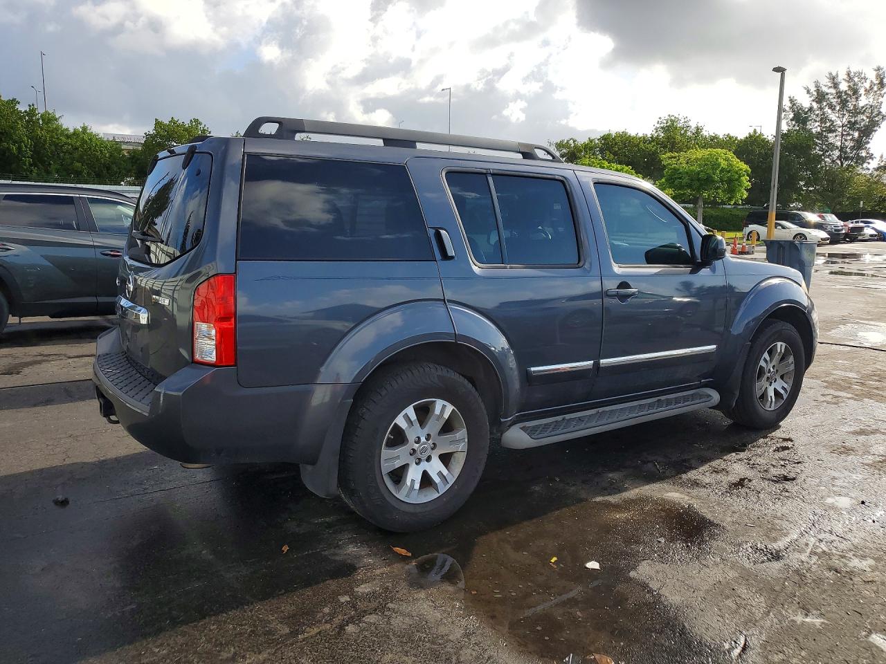 Nissan Pathfinder S