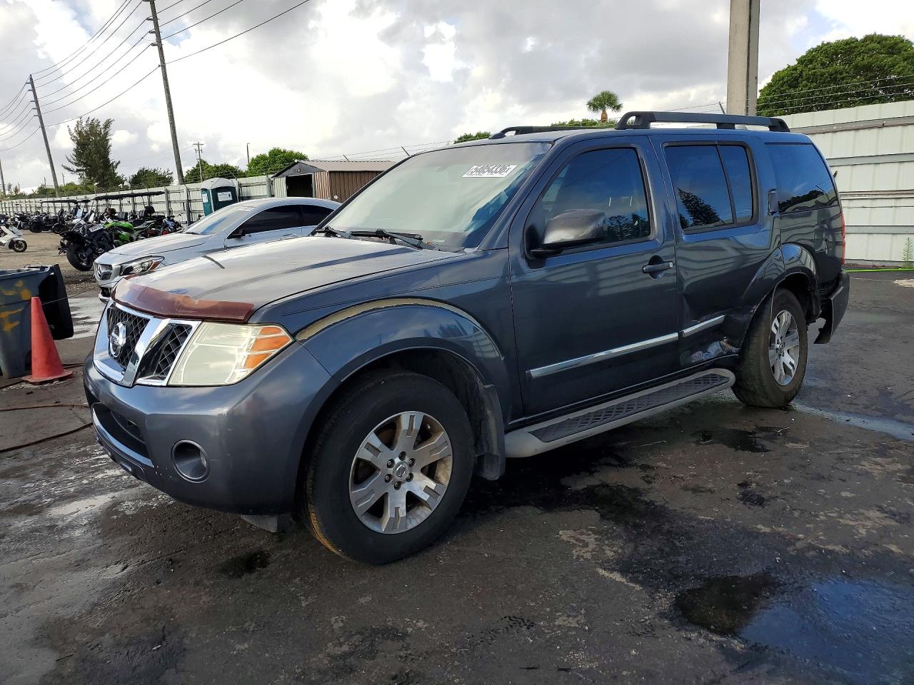 Salvage Nissan Pathfinder Image