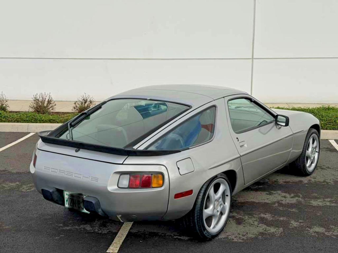 Porsche 928