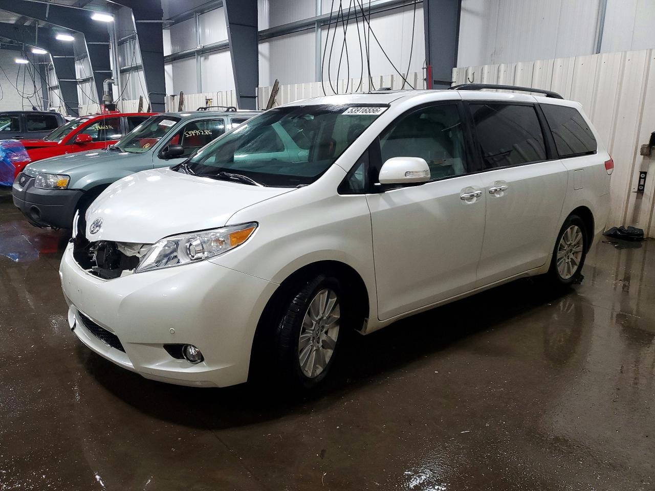 Salvage Toyota Sienna Image