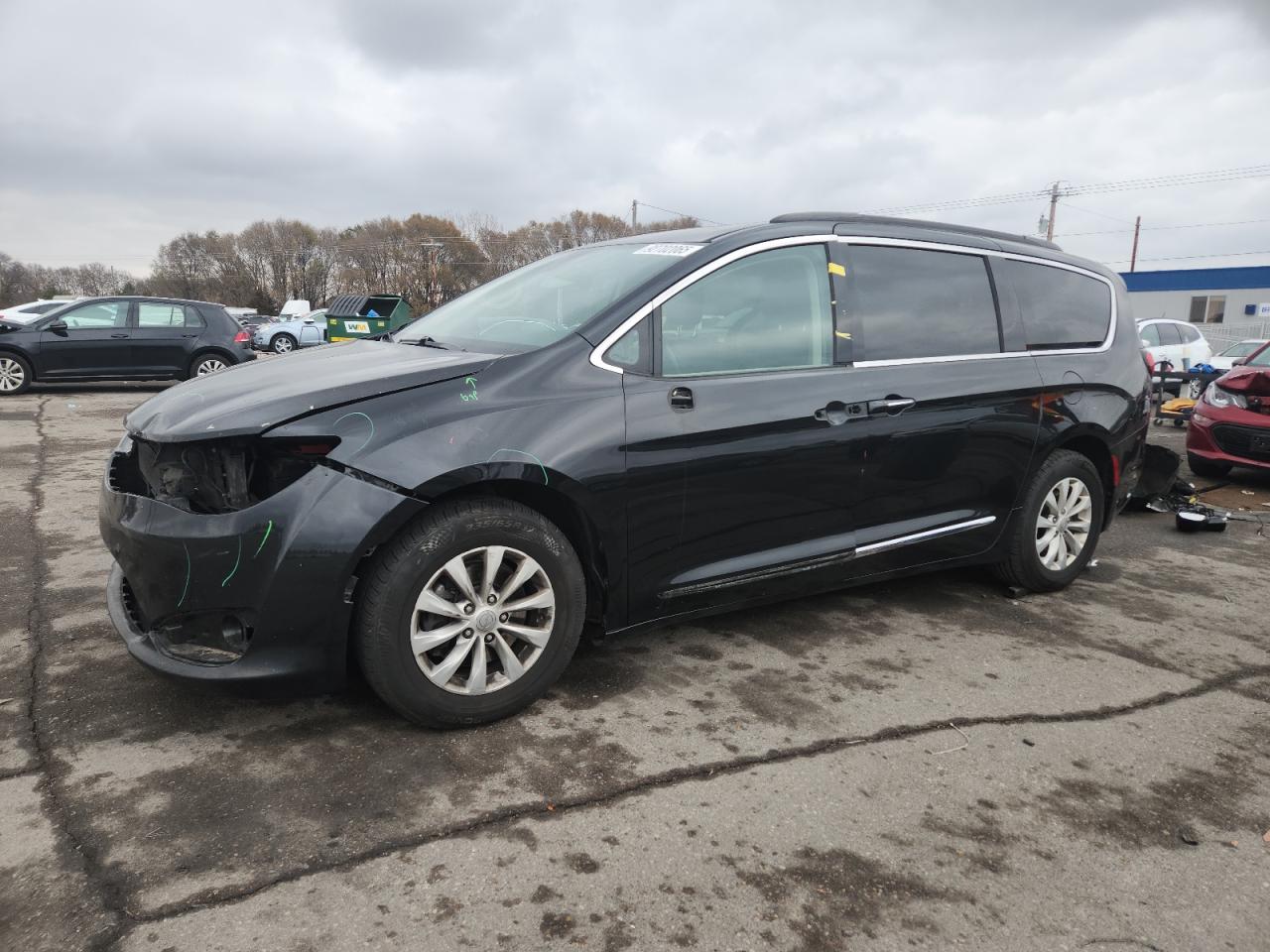 Salvage Chrysler Pacifica Image