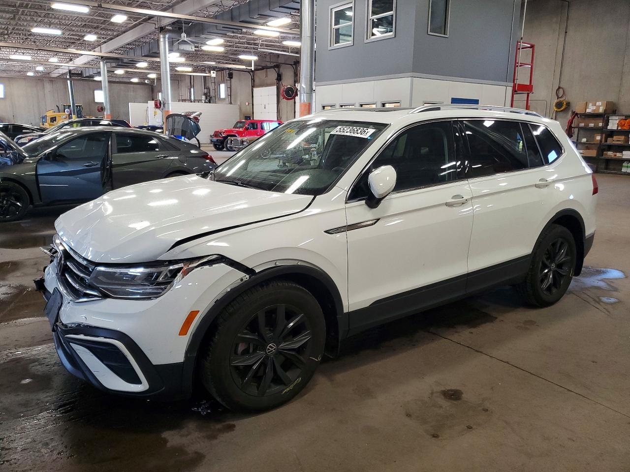 Salvage Volkswagen Tiguan Image