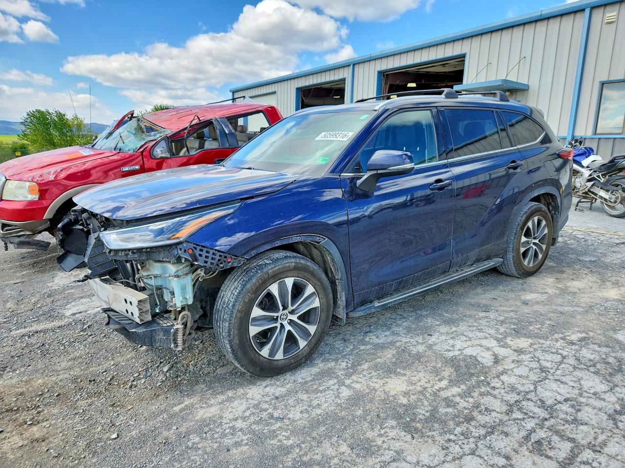 Salvage Toyota Highlander Image