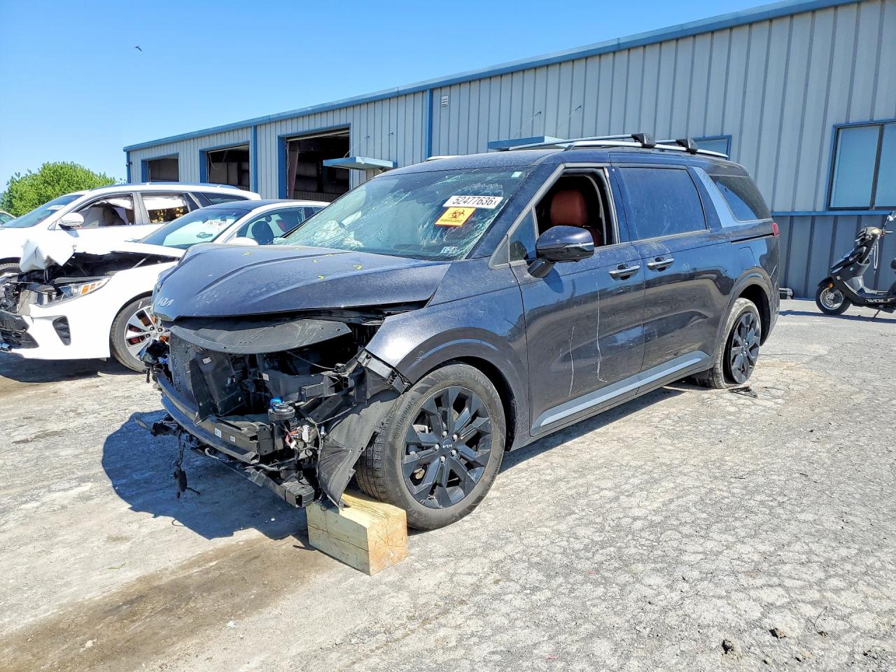 Salvage Kia Carnival Image
