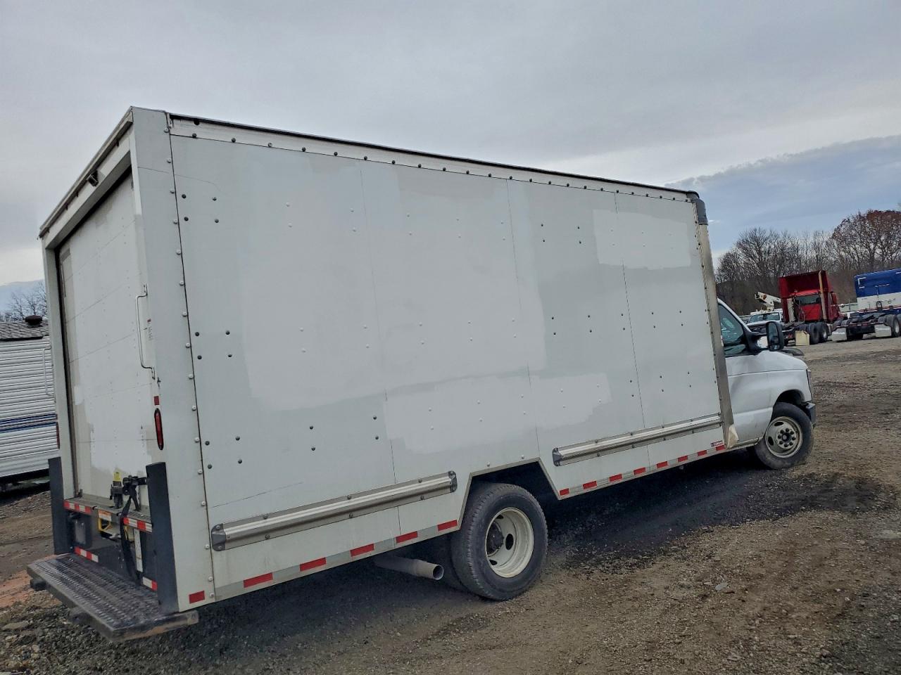 Ford Econoline E350 Super Duty Cutaway Van