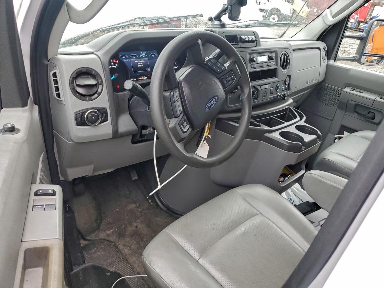 Ford Econoline E350 Super Duty Cutaway Van
