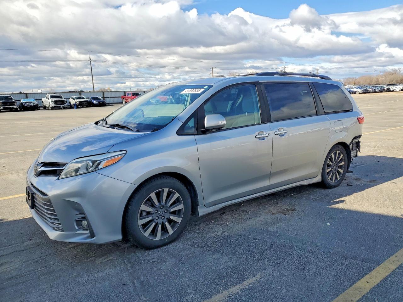Salvage Toyota Sienna Image