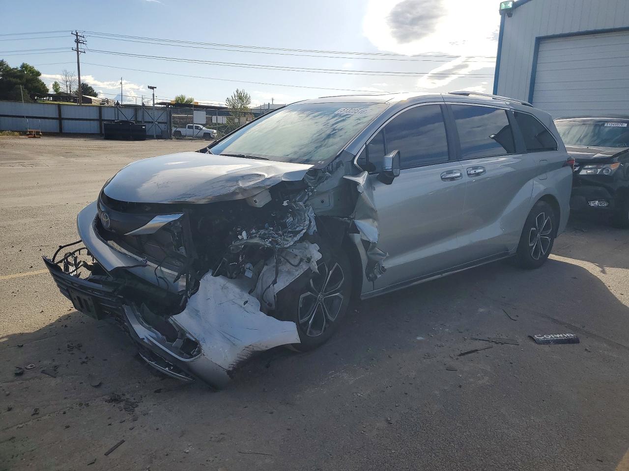 Salvage Toyota Sienna Image