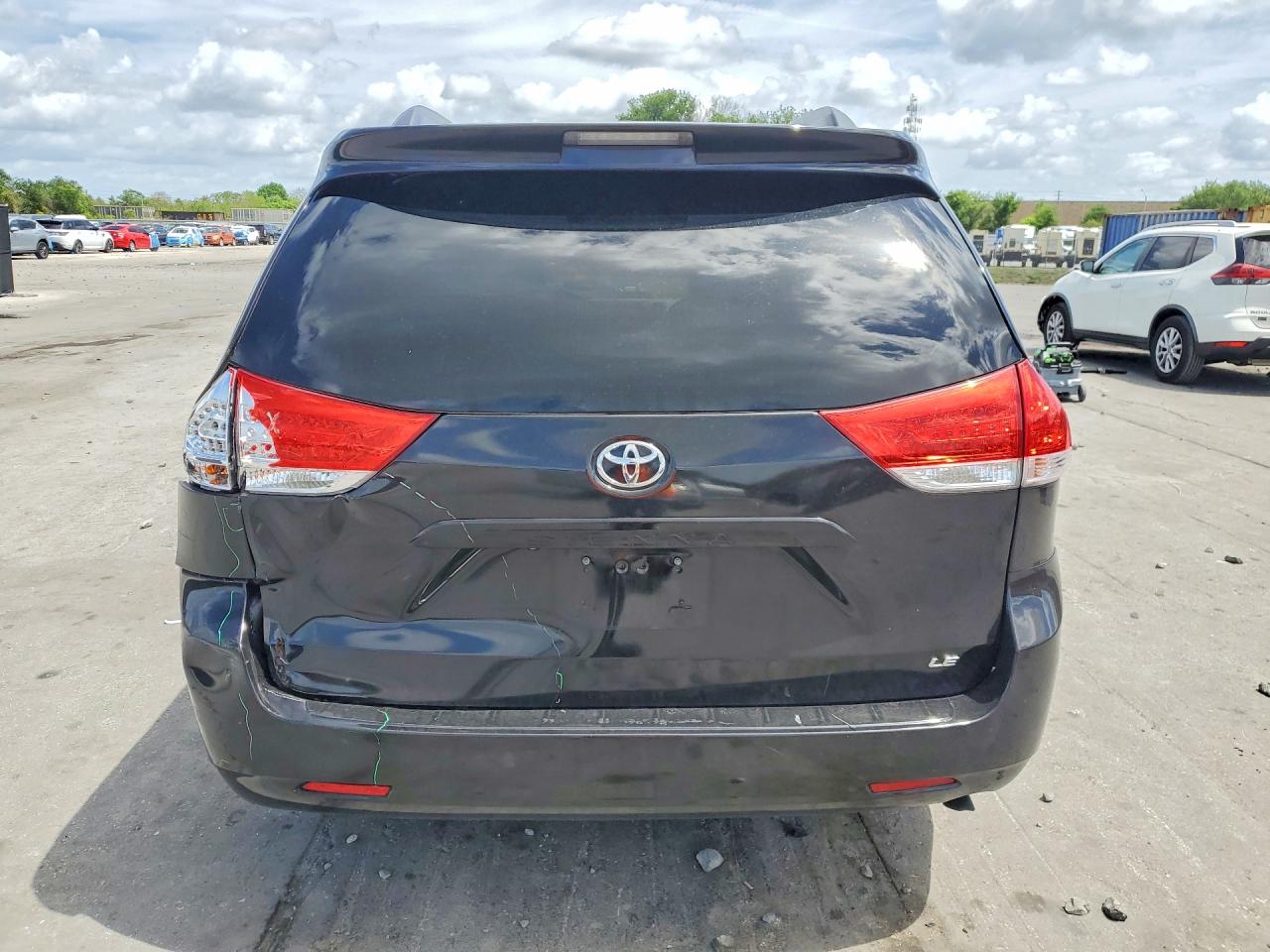 Toyota Sienna Le 8-passenger