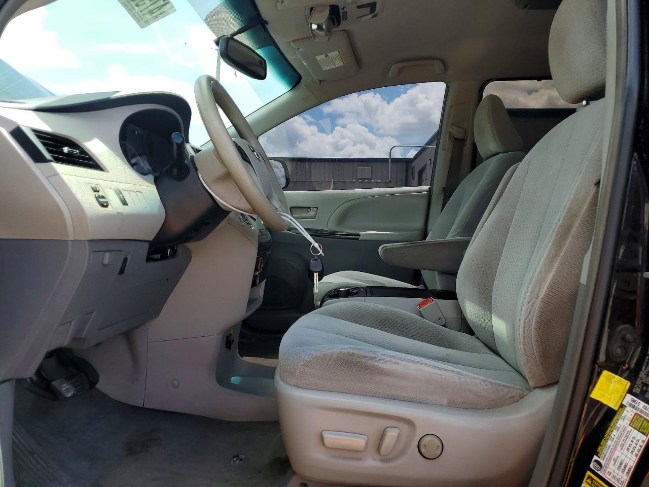 Toyota Sienna Le 8-passenger