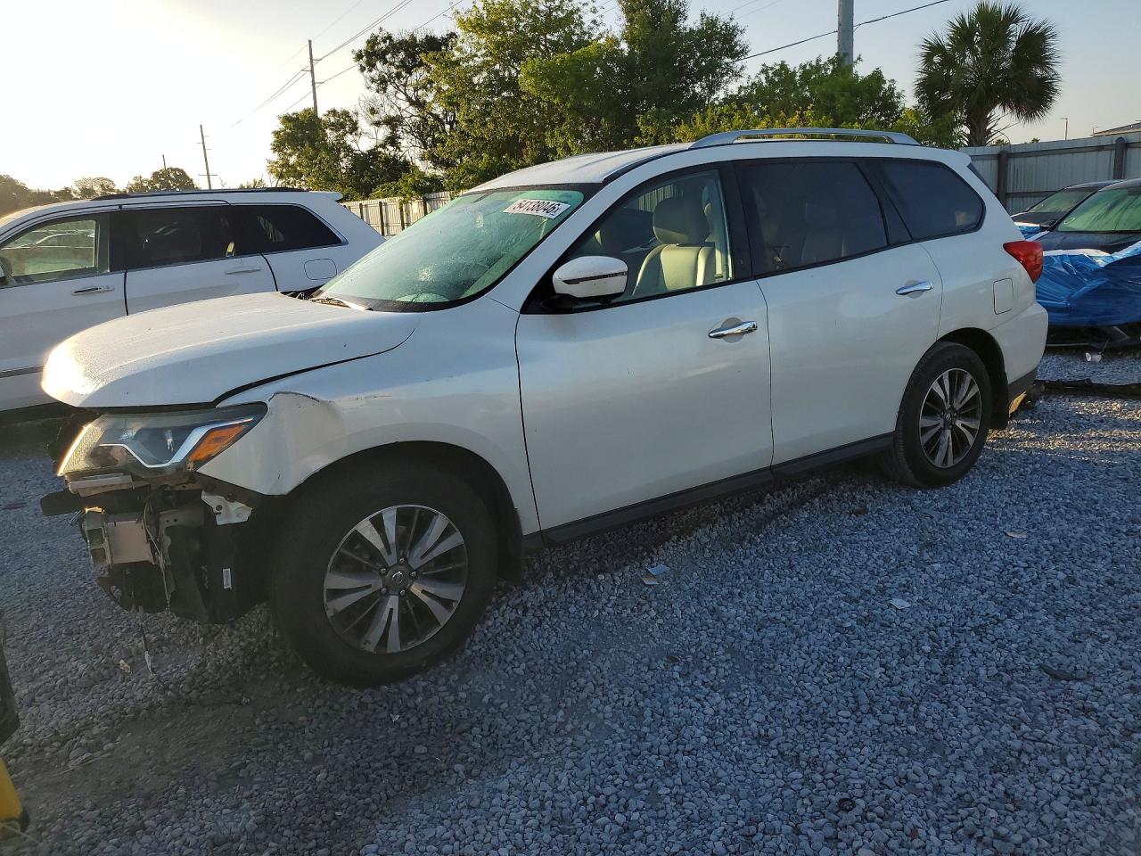 Salvage Nissan Pathfinder Image