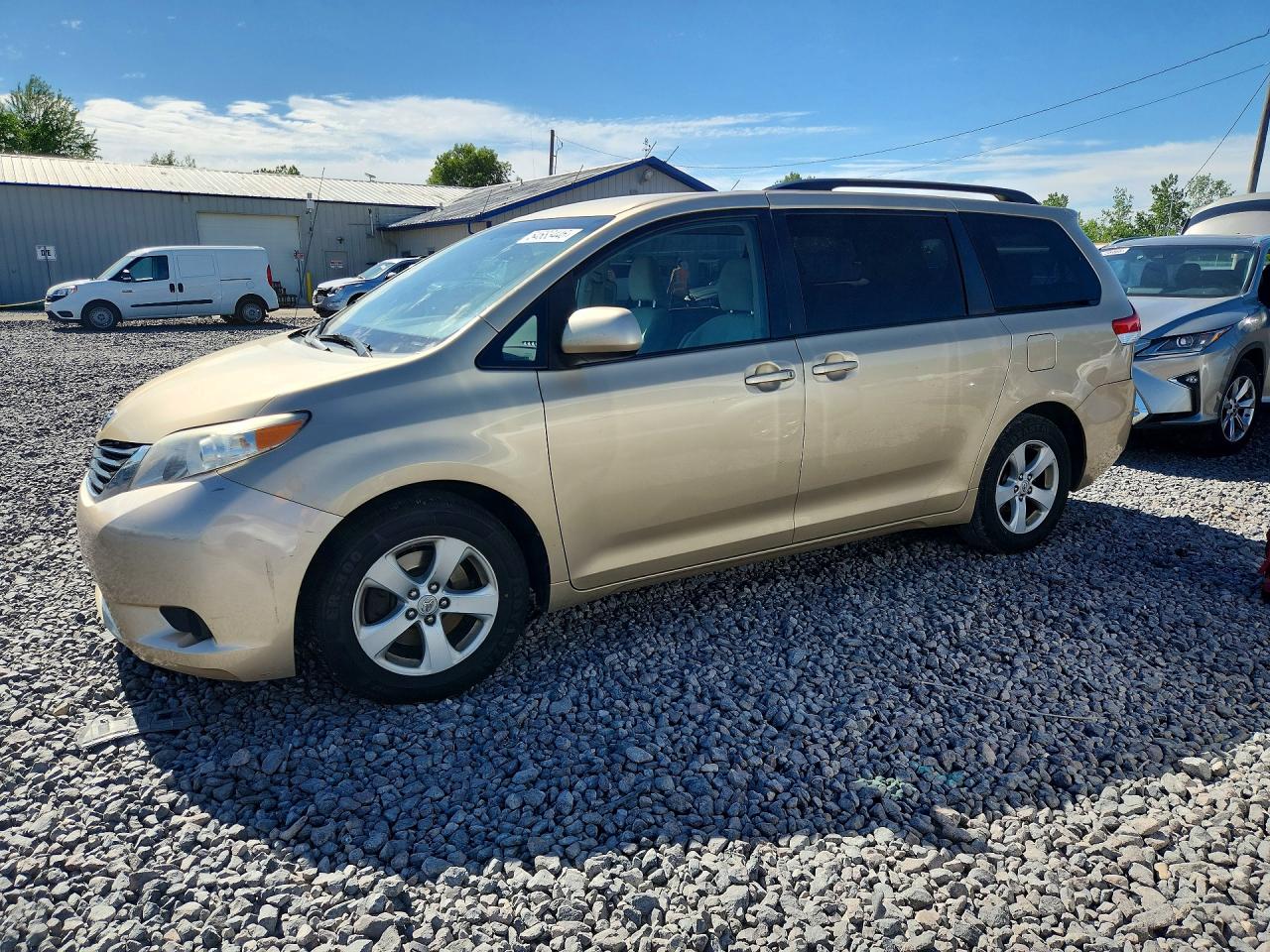 Salvage Toyota Sienna Image