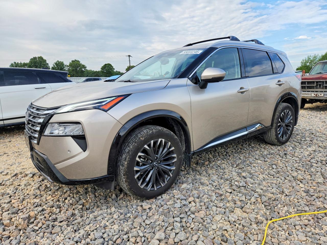 Salvage Nissan Rogue Image
