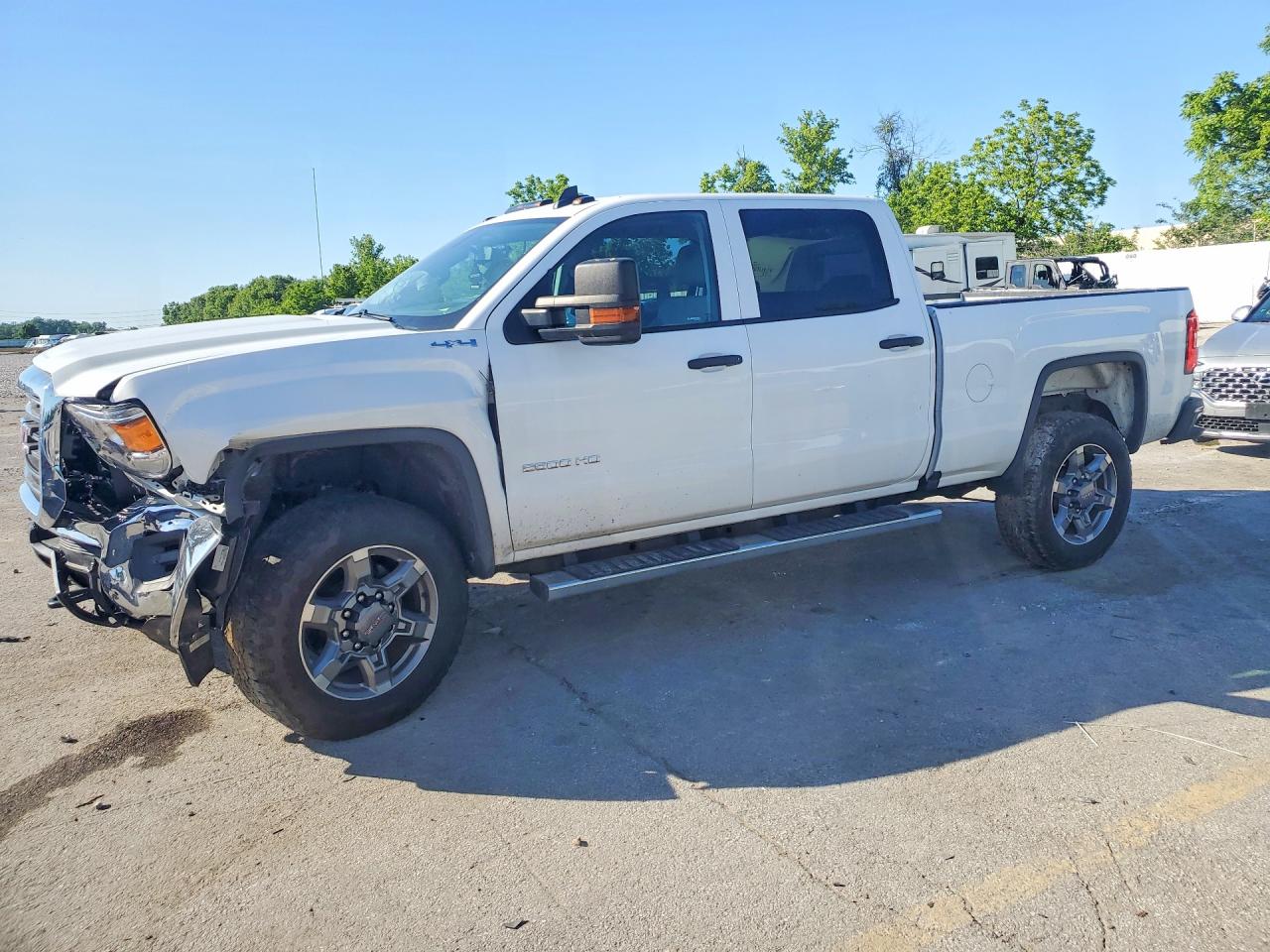 Salvage GMC Sierra Image