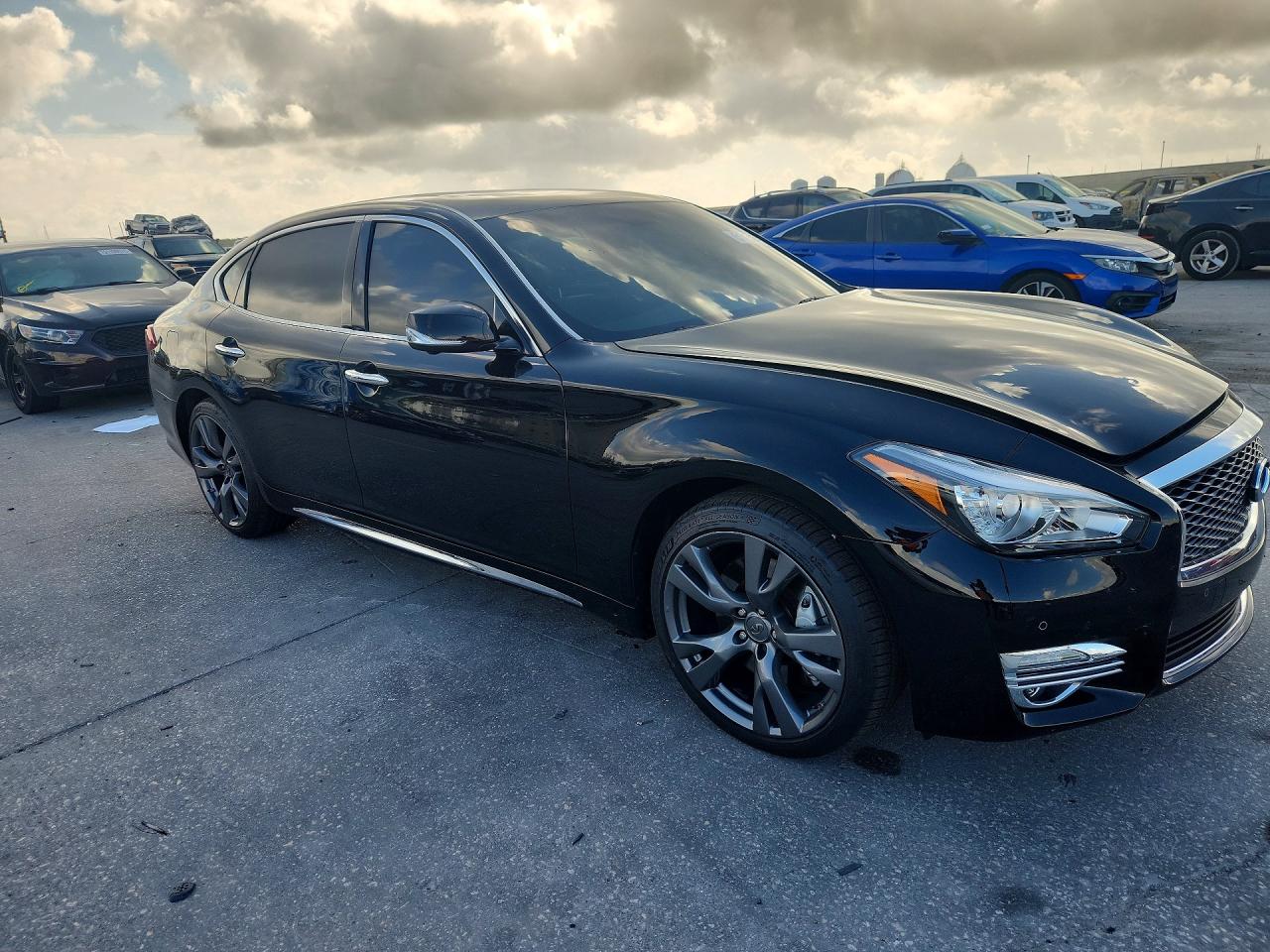 INFINITI Q70 3.7