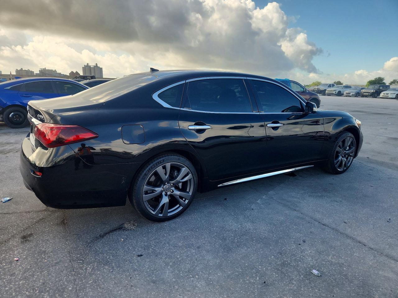 INFINITI Q70 3.7