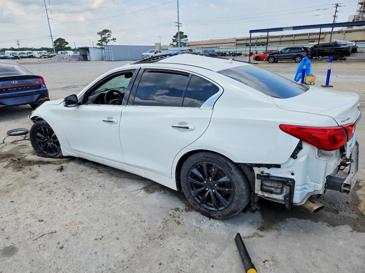 INFINITI Q50 Premium