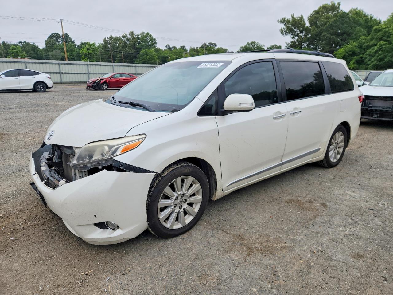Salvage Toyota Sienna Image