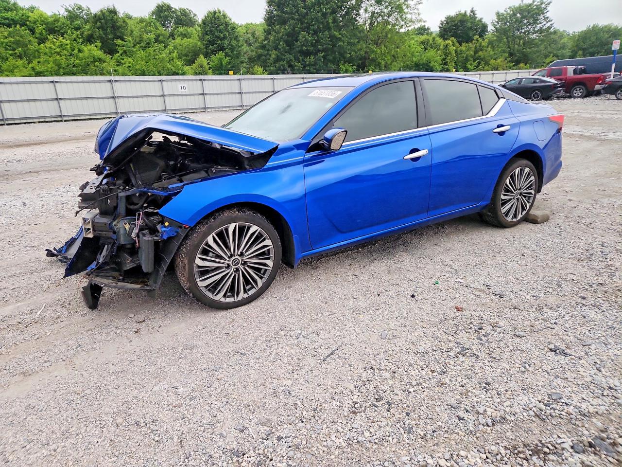 Salvage Nissan Altima Image