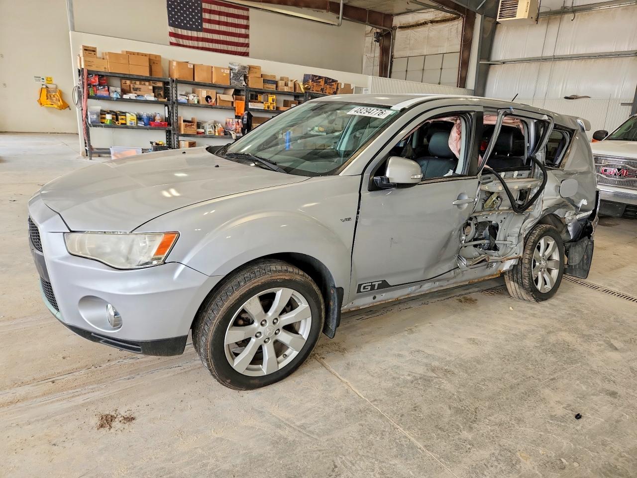 Salvage Mitsubishi Outlander Image
