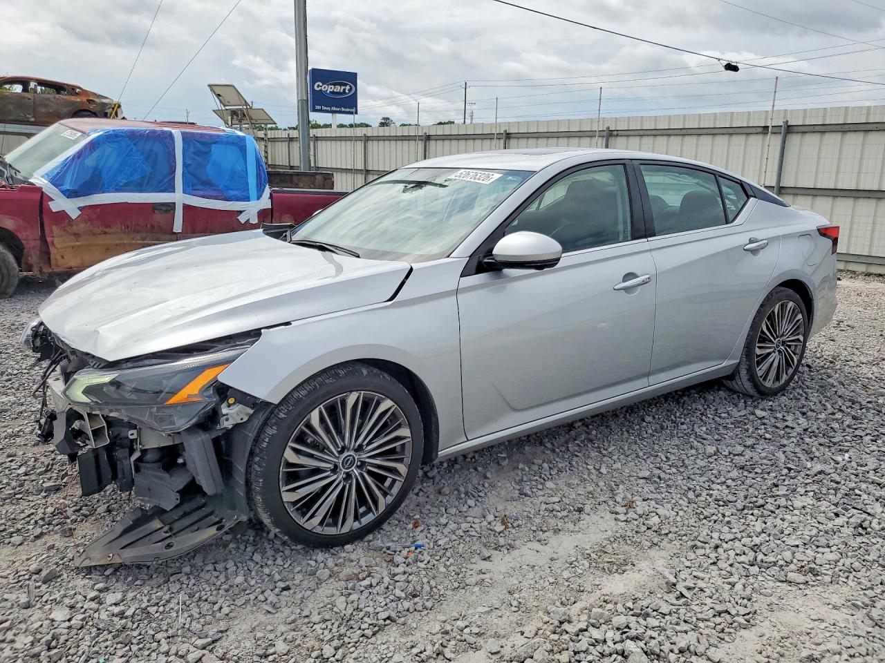 Salvage Nissan Altima Image