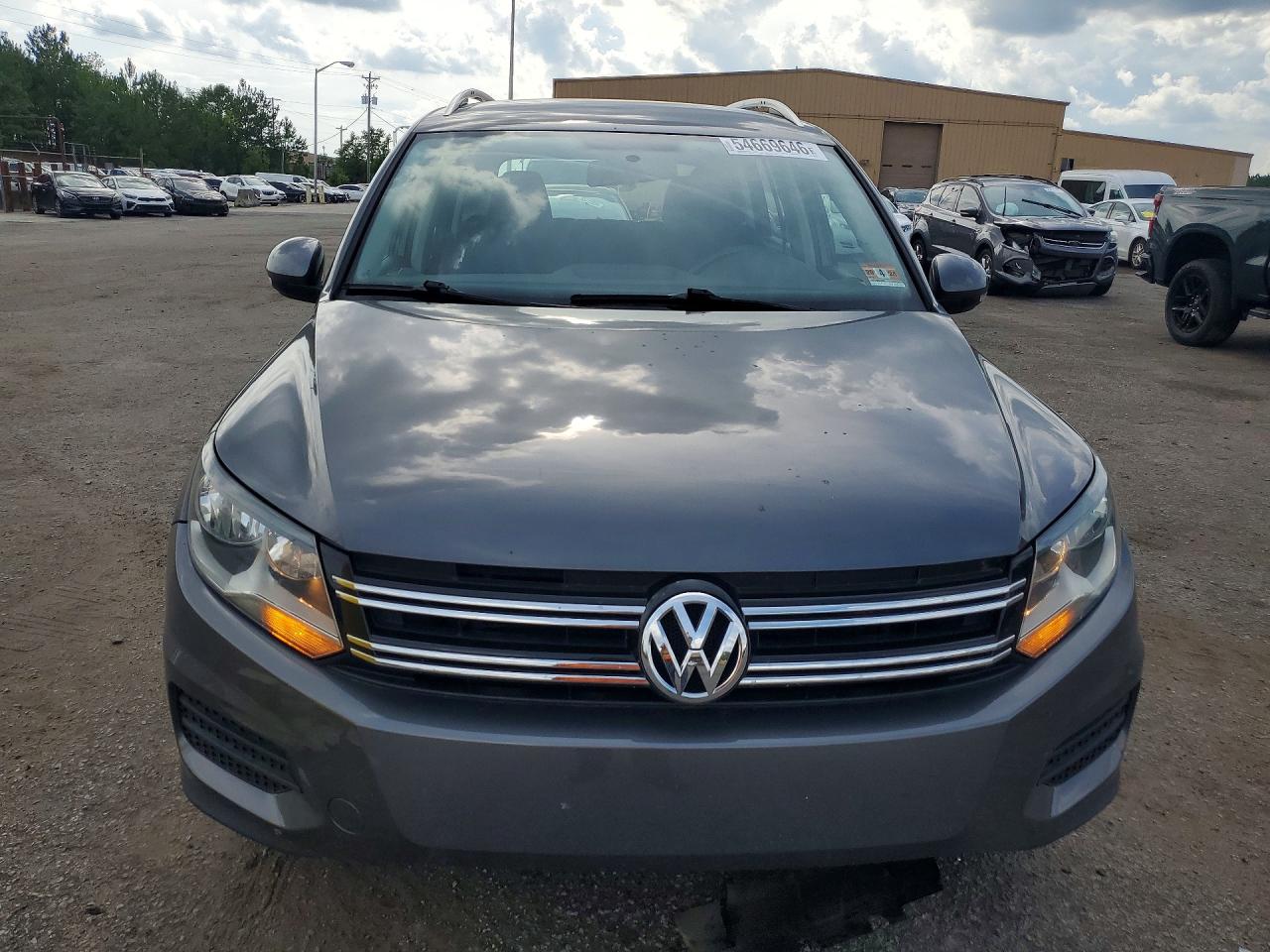 Volkswagen Tiguan S