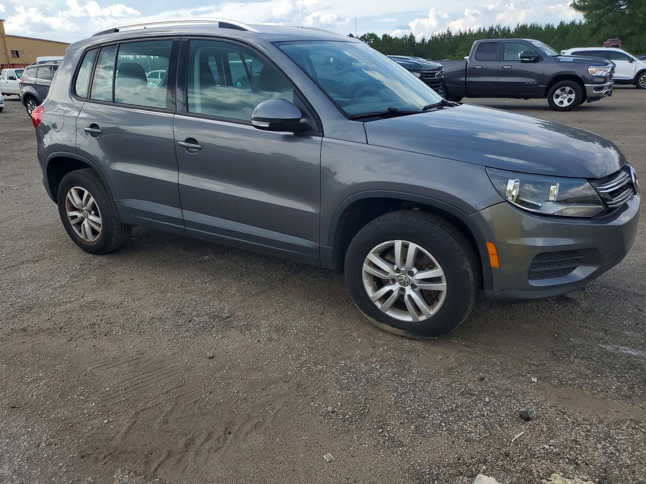 Volkswagen Tiguan S