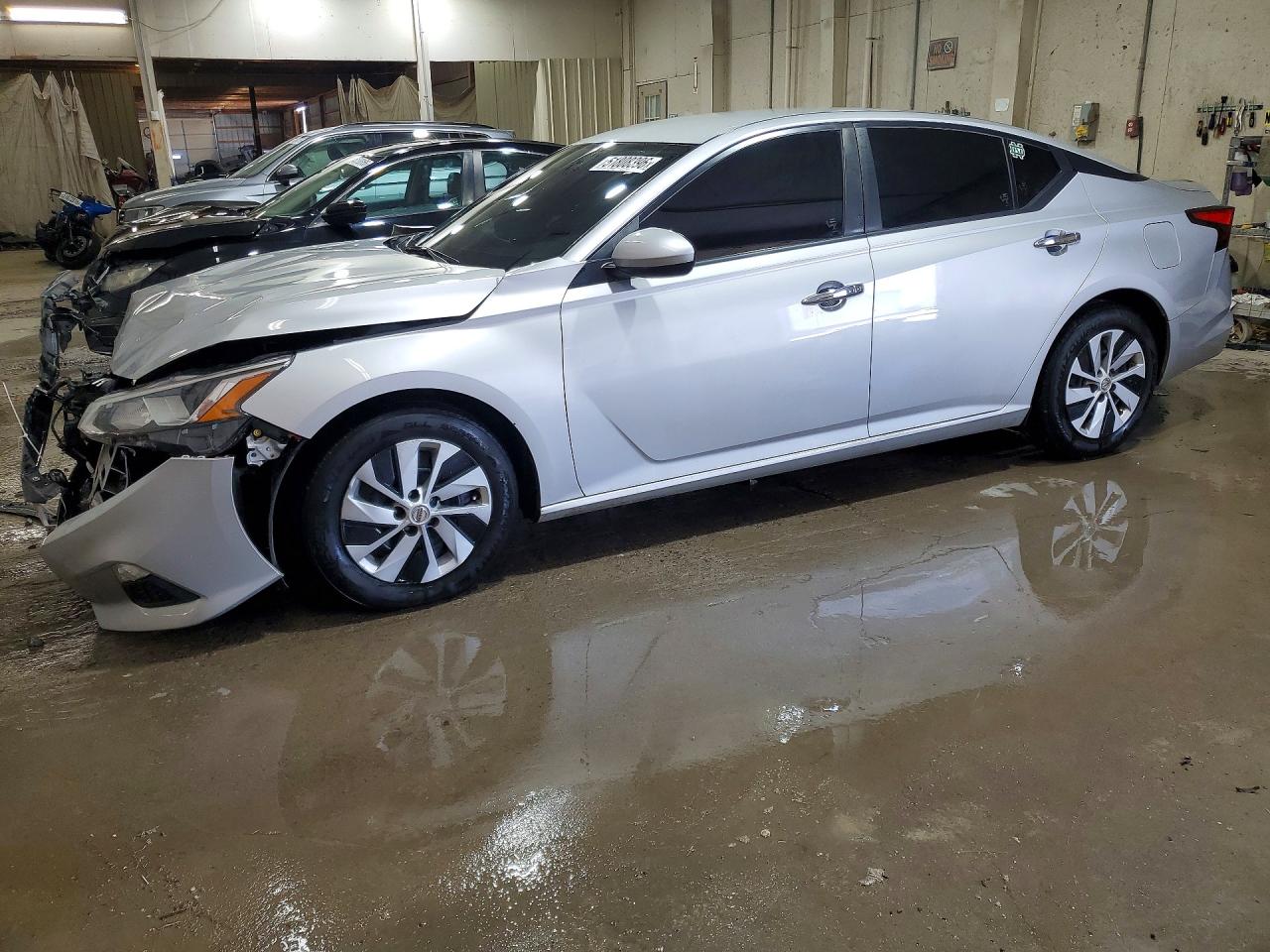 Salvage Nissan Altima Image
