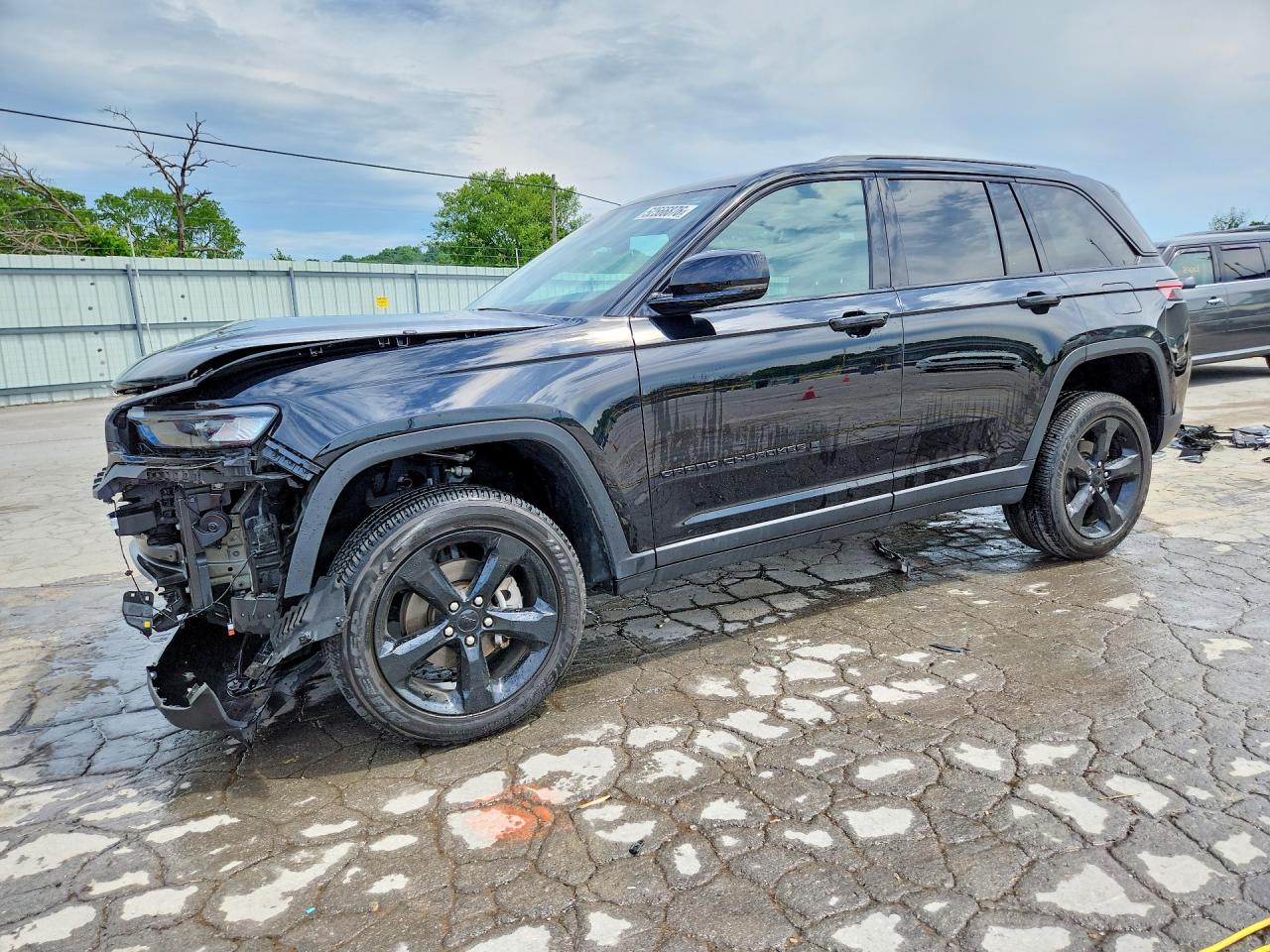 Salvage Jeep Cherokee Image