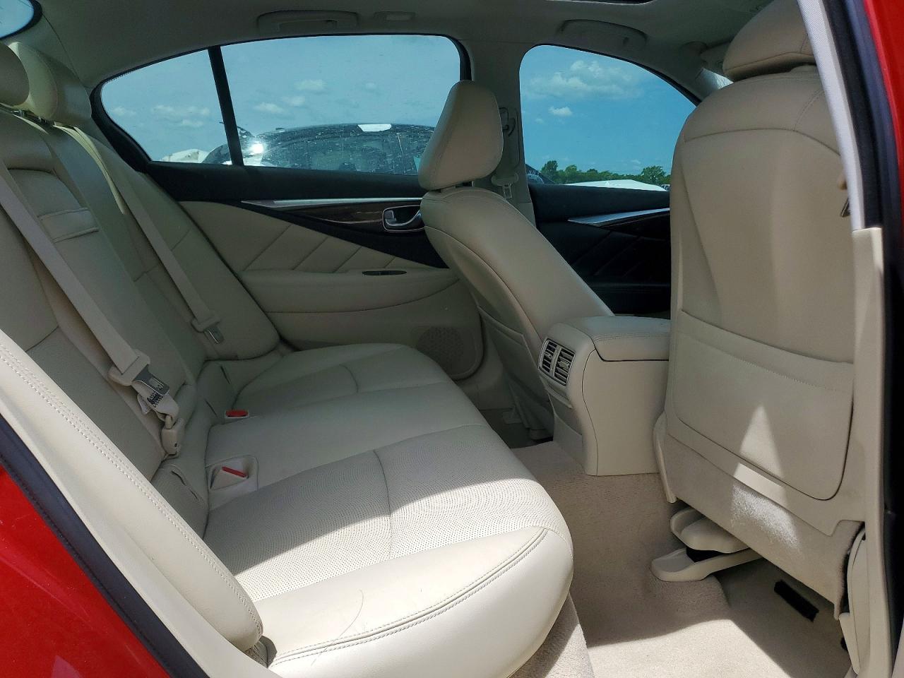 INFINITI Q50 Premium