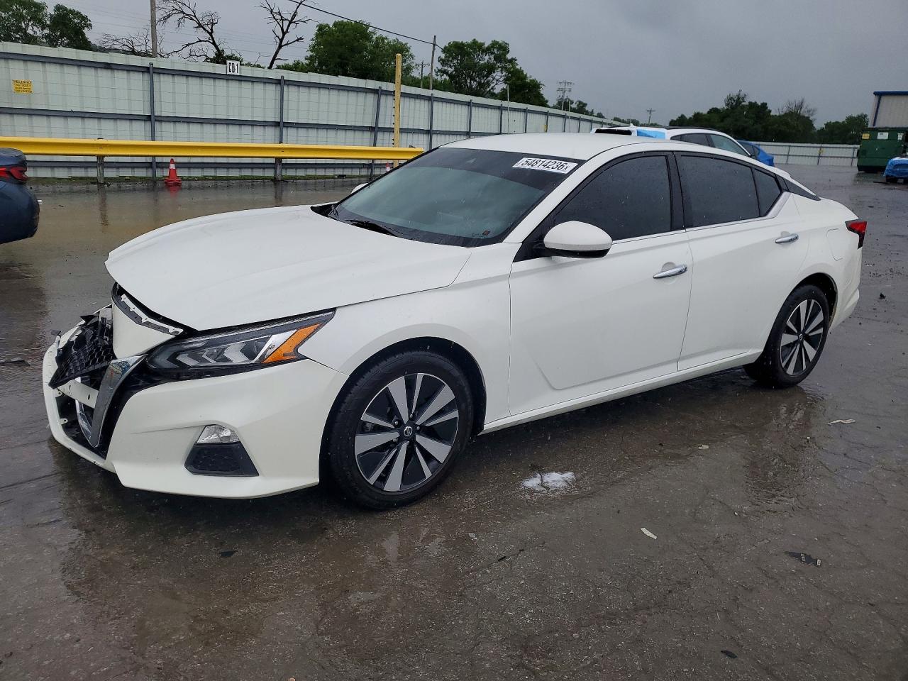 Salvage Nissan Altima Image