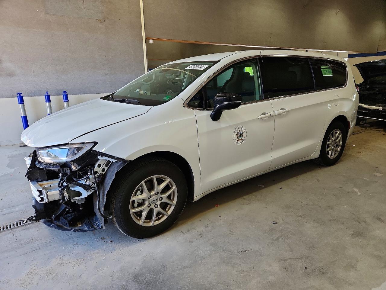 Salvage Chrysler Pacifica Image