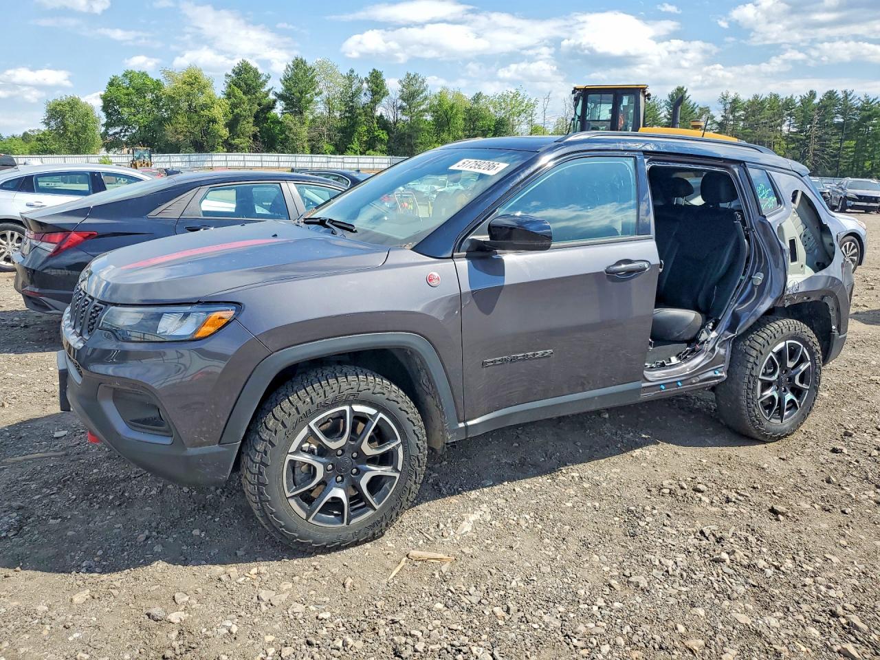 Salvage Jeep Compass Image