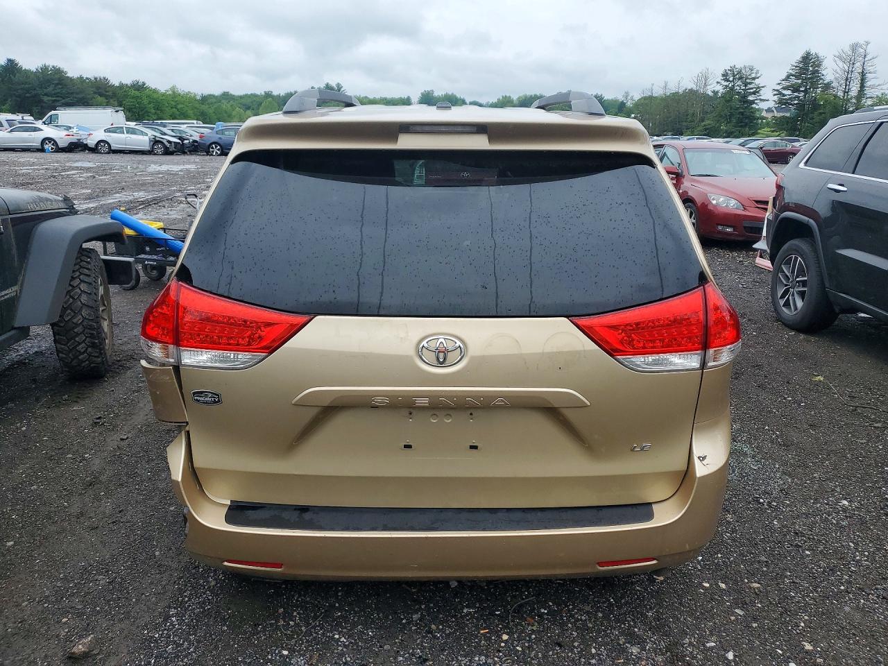 Toyota Sienna Le