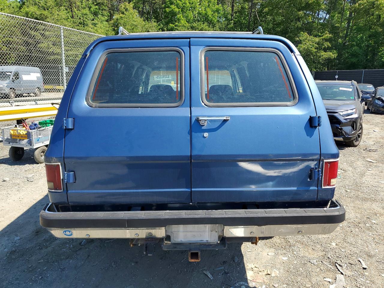 Chevrolet Suburban V2500
