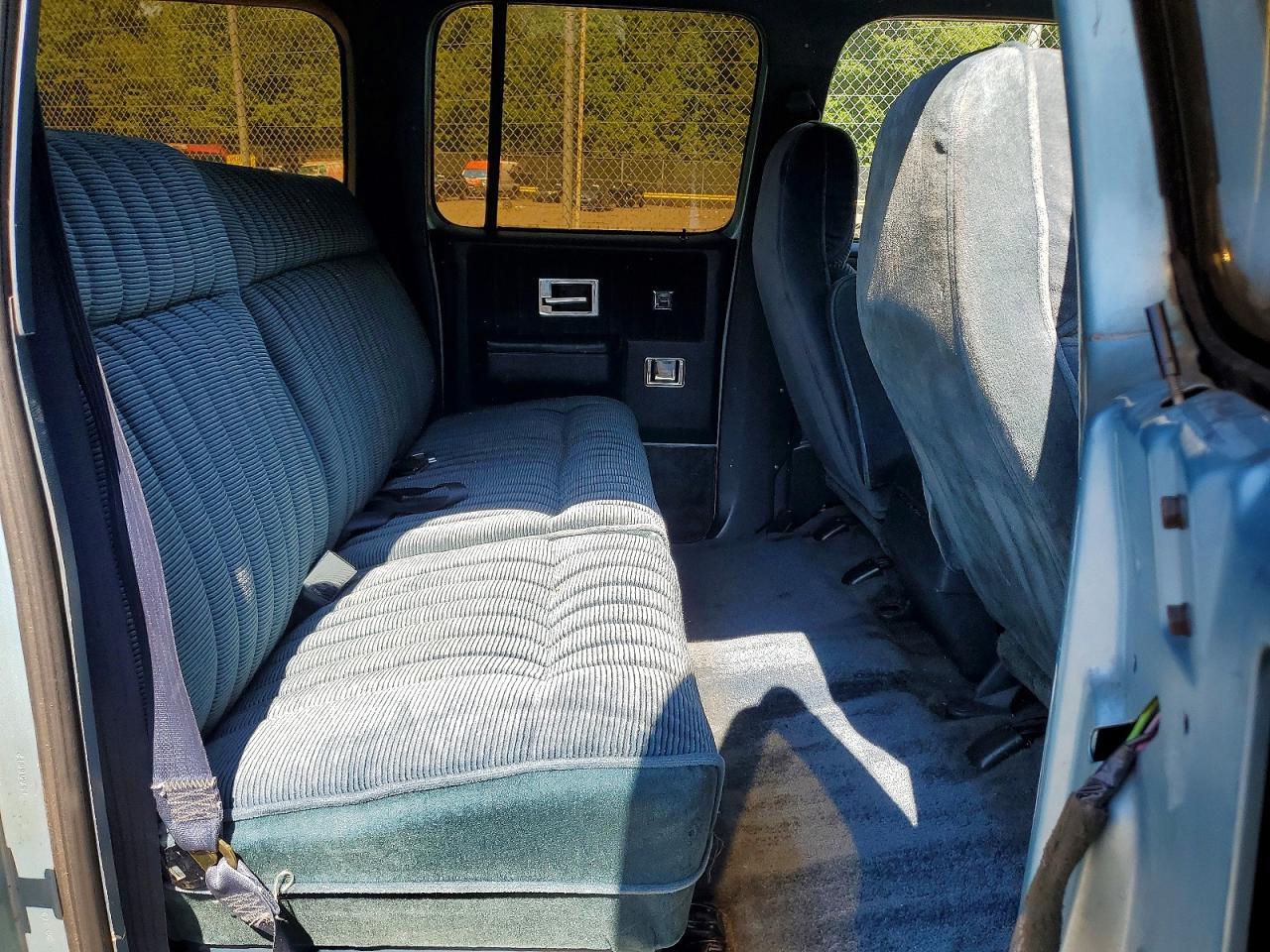 Chevrolet Suburban V2500