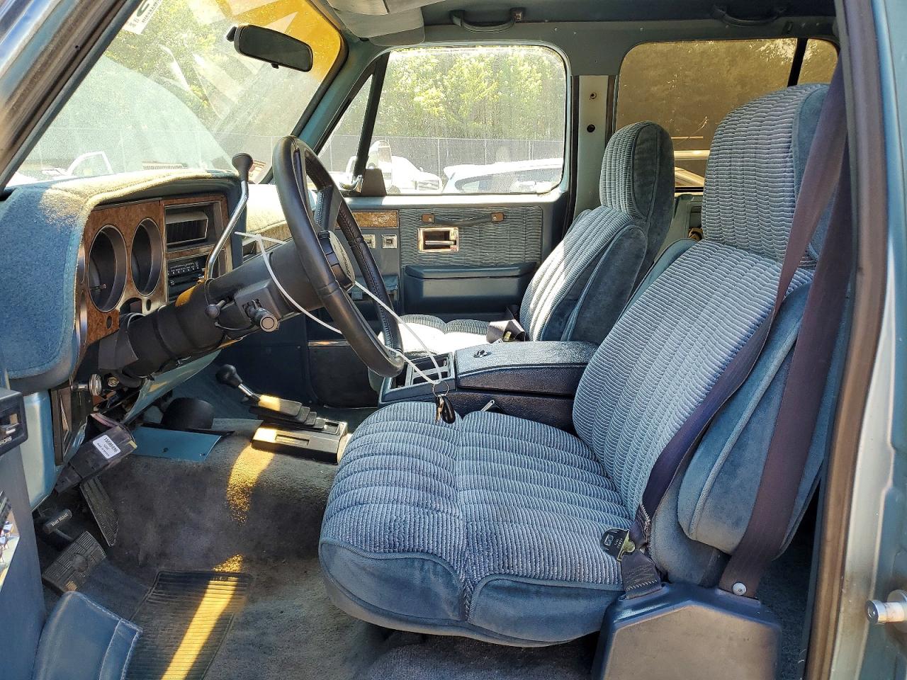 Chevrolet Suburban V2500