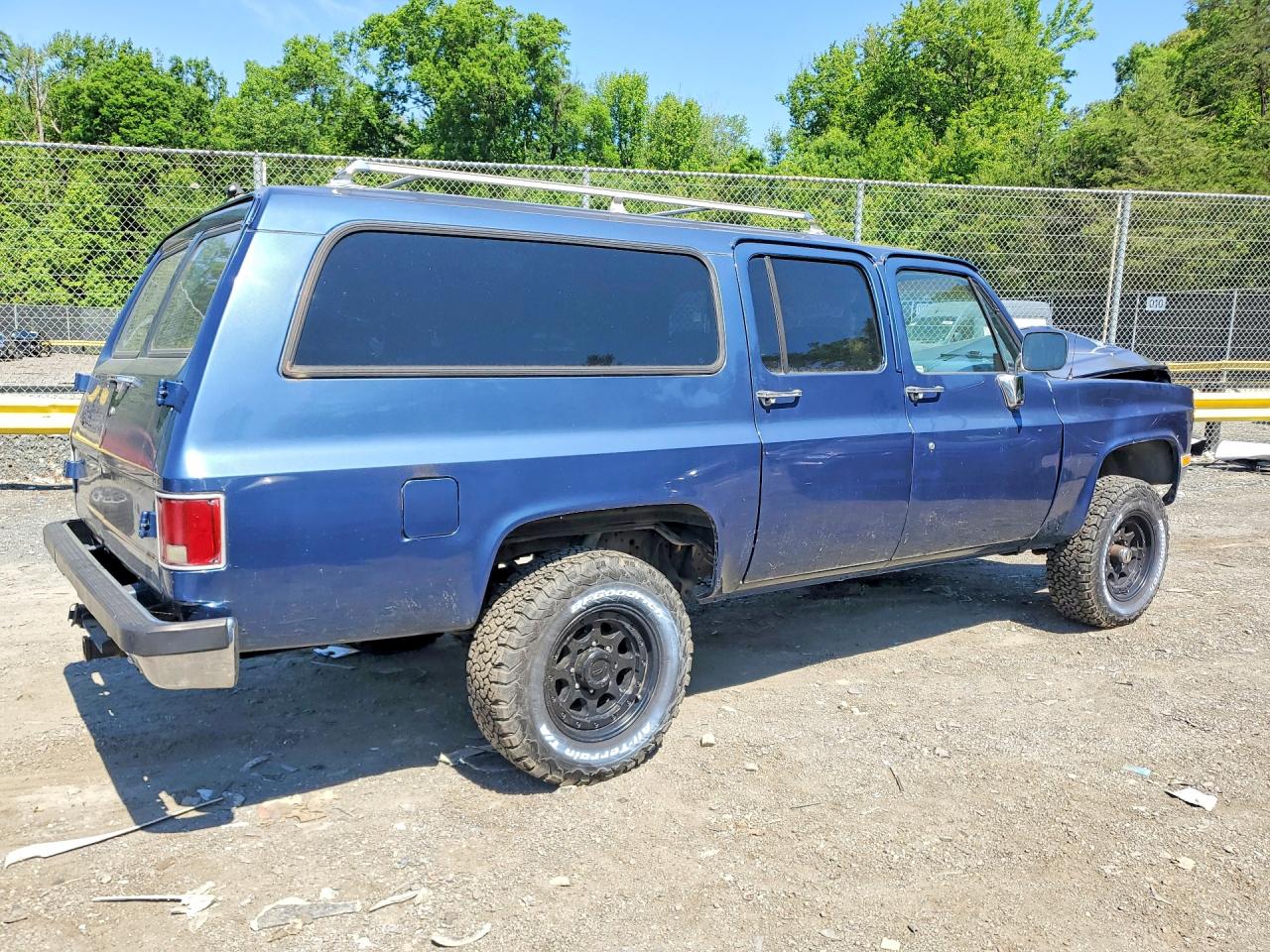 Chevrolet Suburban V2500