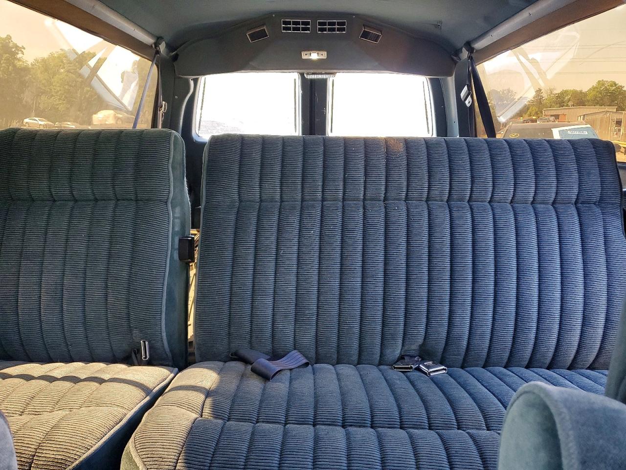 Chevrolet Suburban V2500