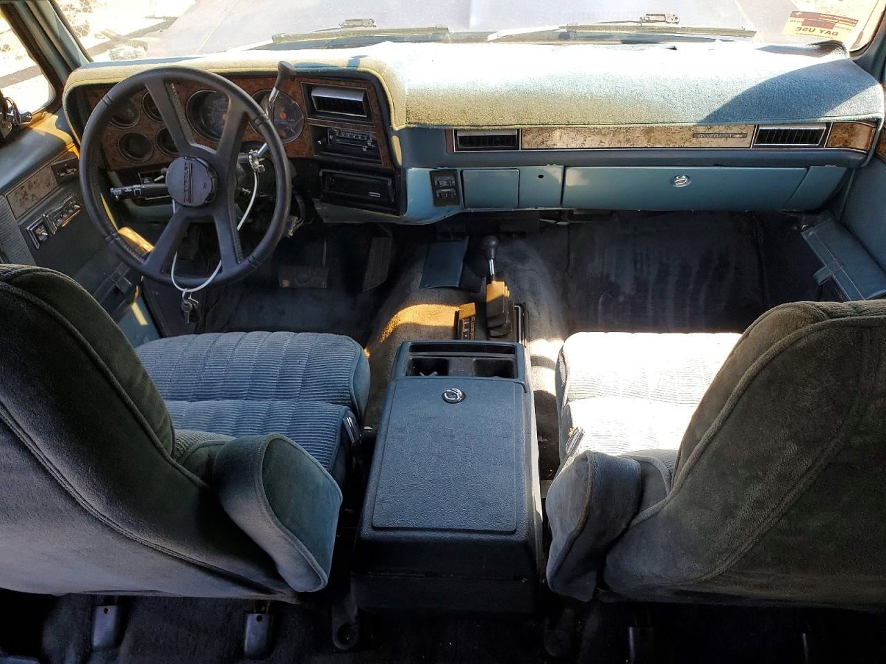 Chevrolet Suburban V2500