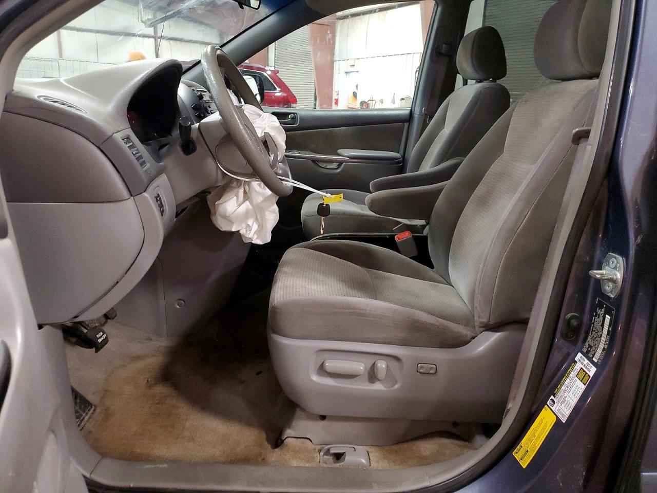 Toyota Sienna Le 8-passenger