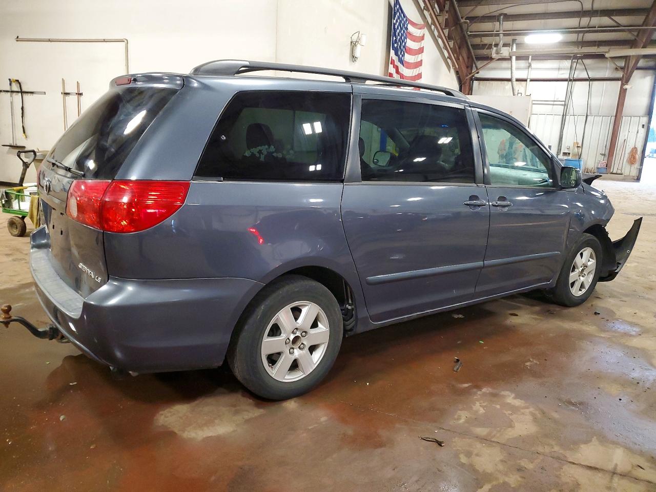 Toyota Sienna Le 8-passenger