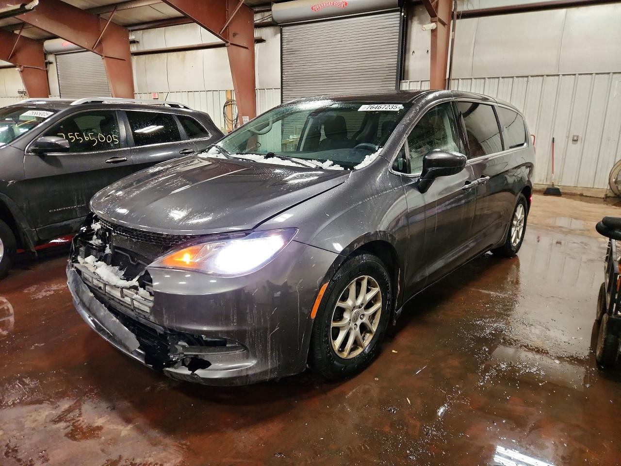 Salvage Chrysler Pacifica Image