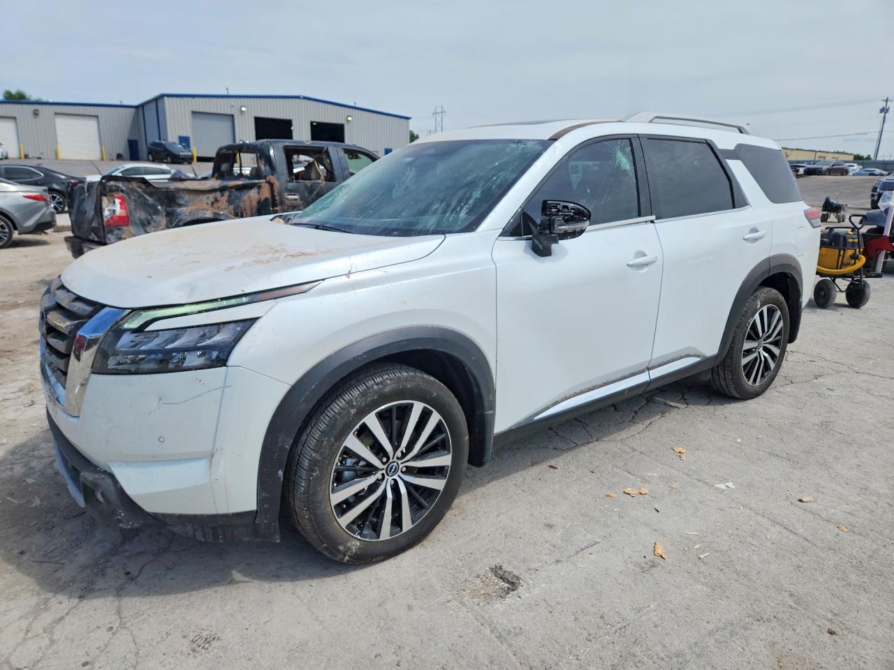 Salvage Nissan Pathfinder Image