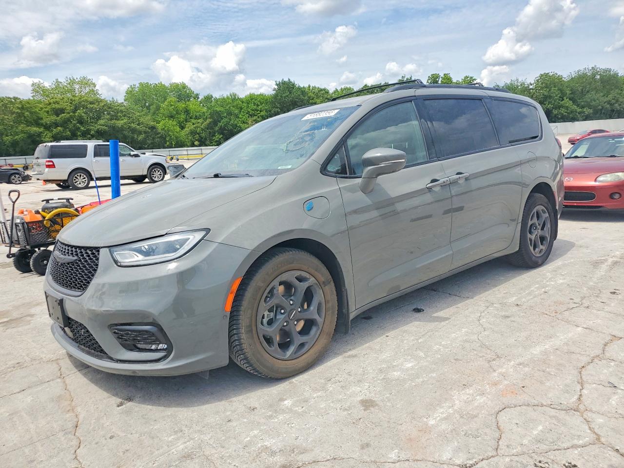 Salvage Chrysler Pacifica Image