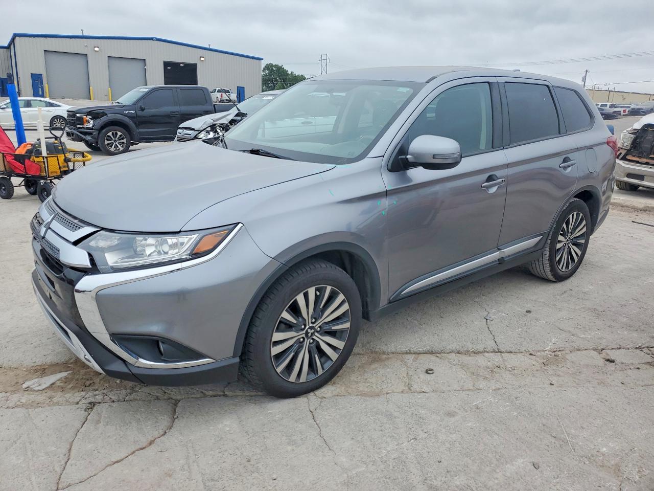 Salvage Mitsubishi Outlander Image