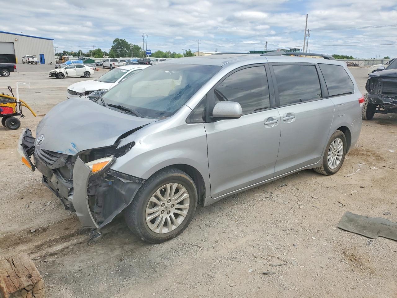 Salvage Toyota Sienna Image