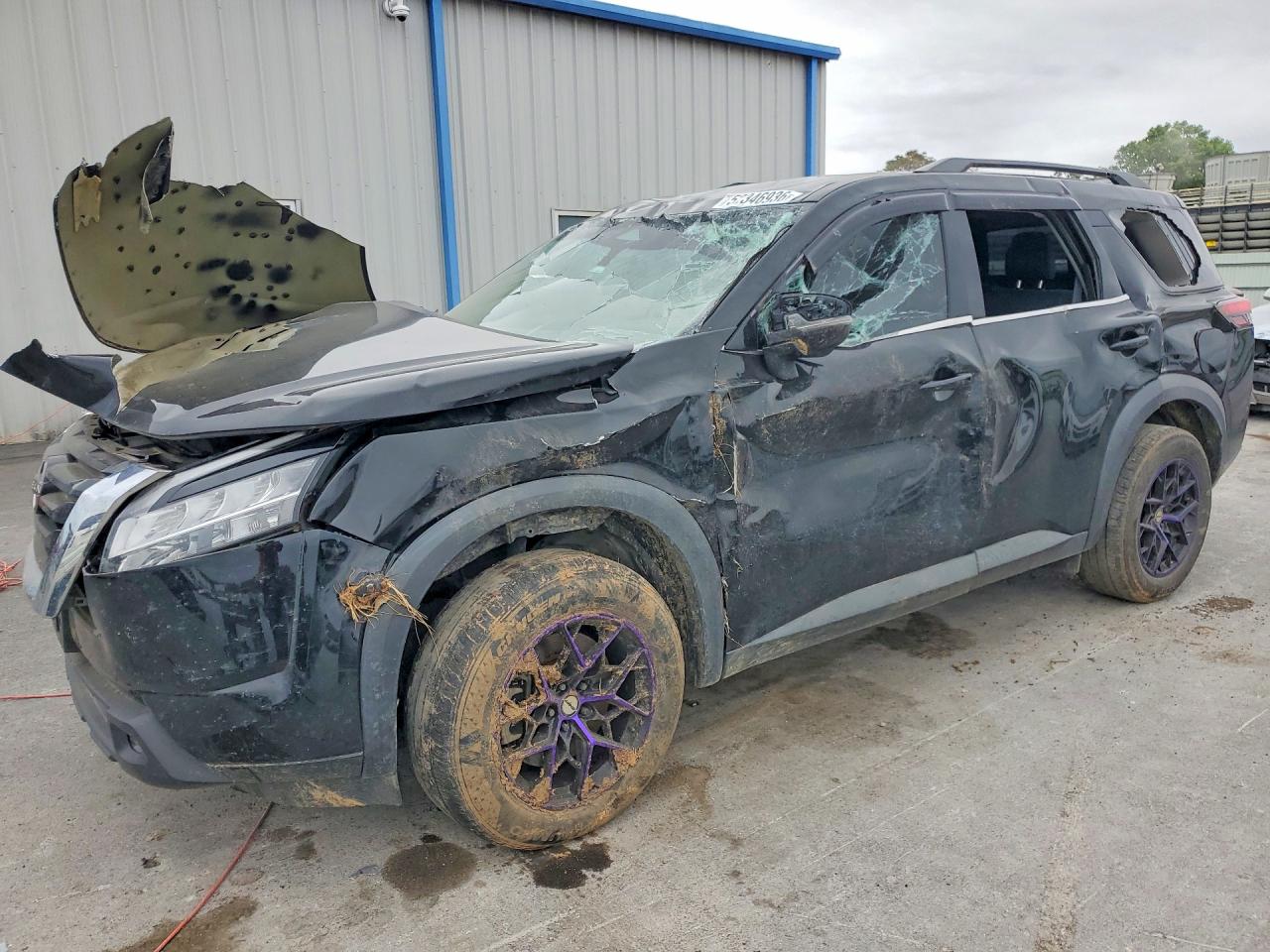 Salvage Nissan Pathfinder Image
