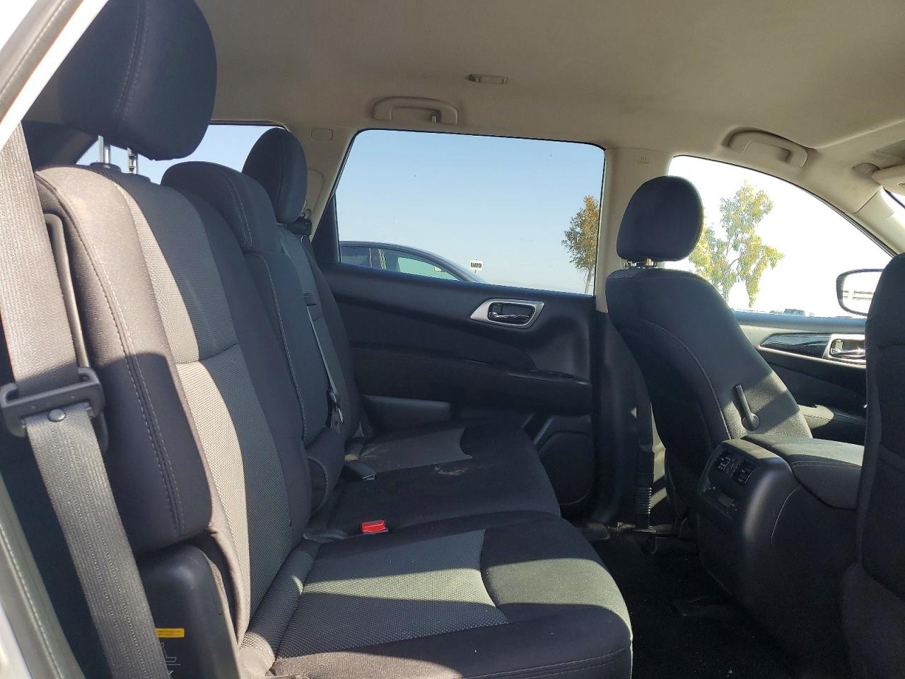 Nissan Pathfinder S